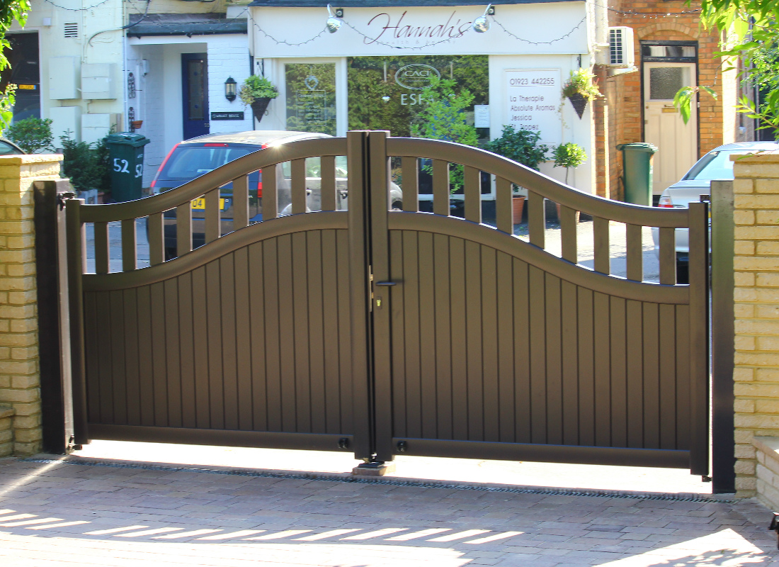 Aluminium drtiveway swing gates